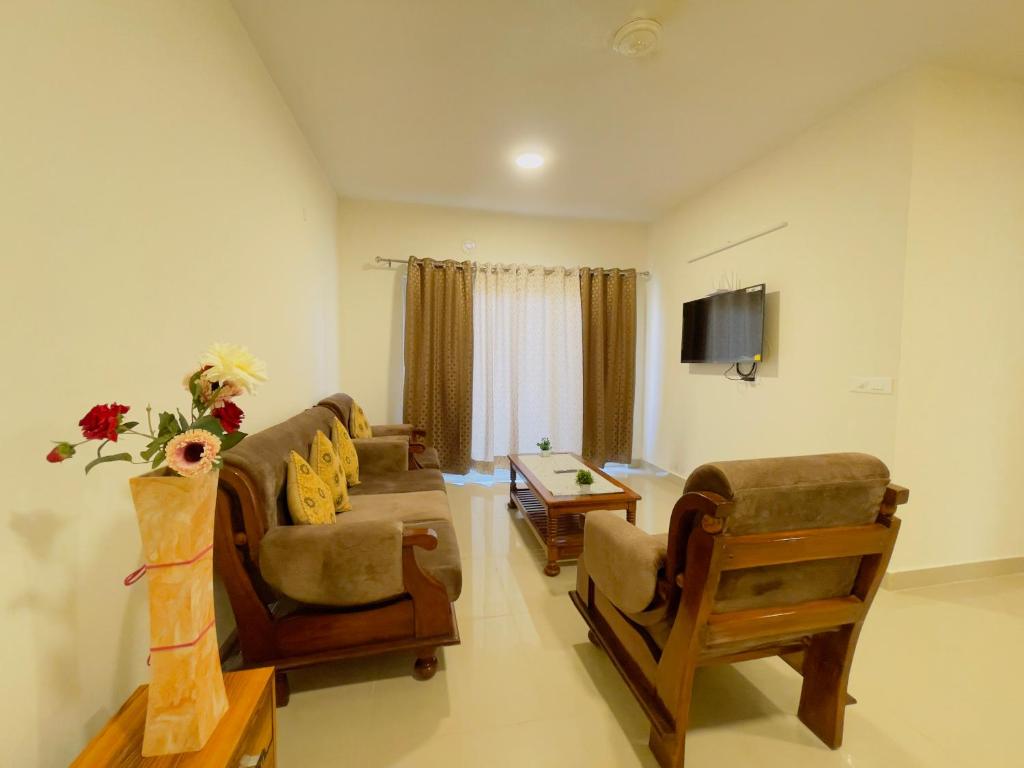 勒克瑙ALanKrita Homes的客厅配有沙发、椅子和电视