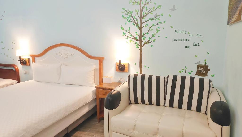 吉安7m2民宿 #免費停車 #慶修院的卧室配有一张床和一把椅子,墙上有一棵树