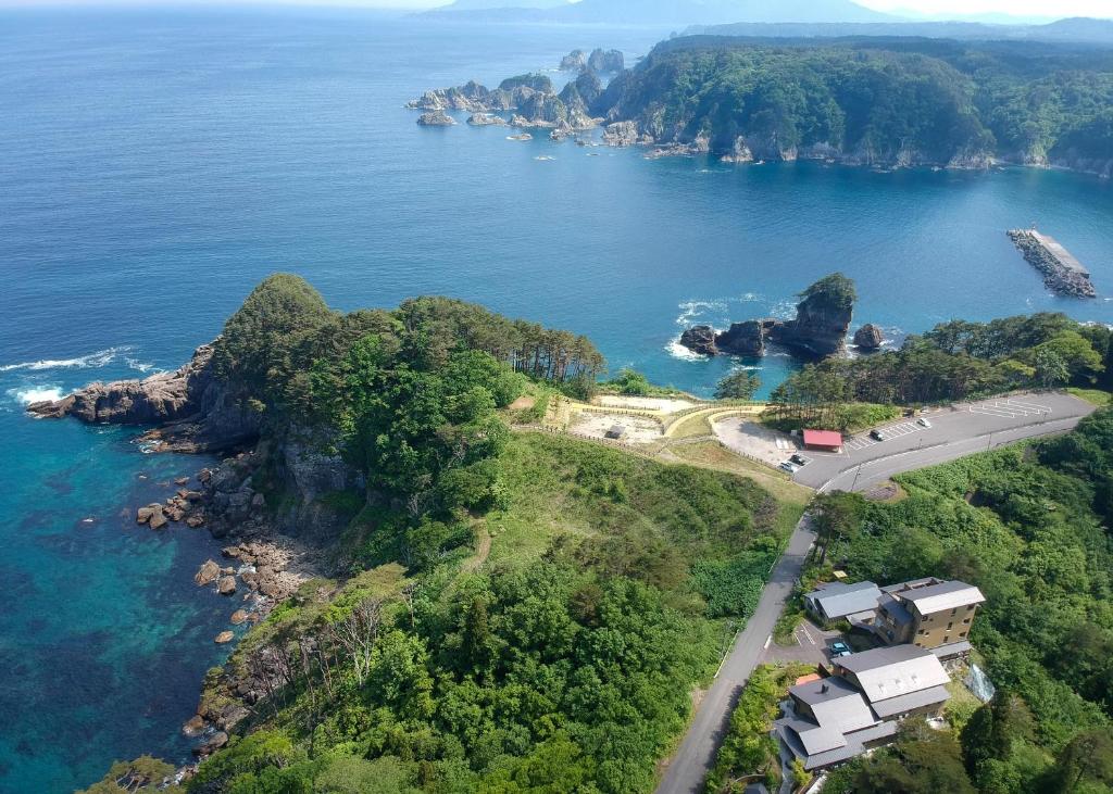 宫古市Nagisatei Taroan的水体旁道路的空中景观