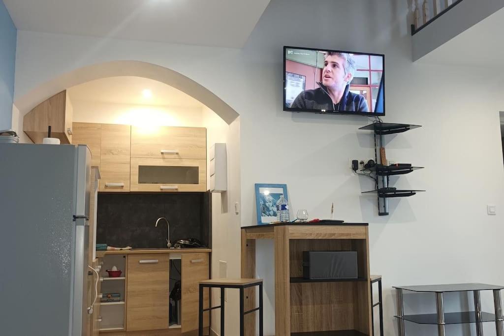 圣康坦Nouveau Loft T2, connecté internet fibre et wifi的客厅的墙上配有电视