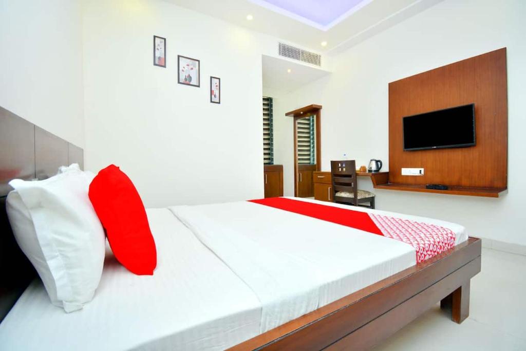 希萨尔Maharajgarh Resorts at Splash Fun Park Hisar的一间卧室配有红色和白色枕头的床