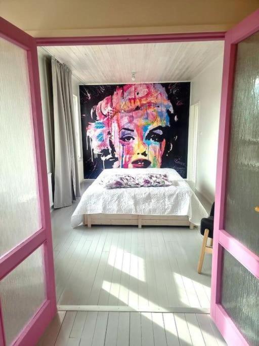 艾内科斯基Hietaman Vierastalo Marilyn的一张房间里的床的画