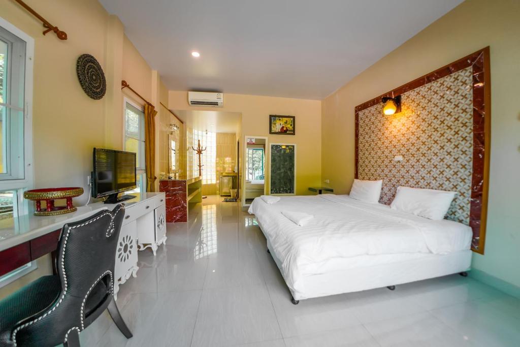 勿洞Happy Garden Resort Betong的卧室配有白色的床和电视。
