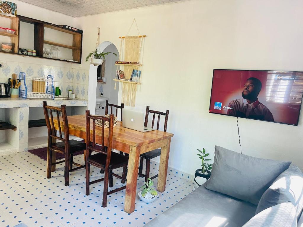 MagutuSavita House Diani的厨房配有带椅子的木桌和沙发