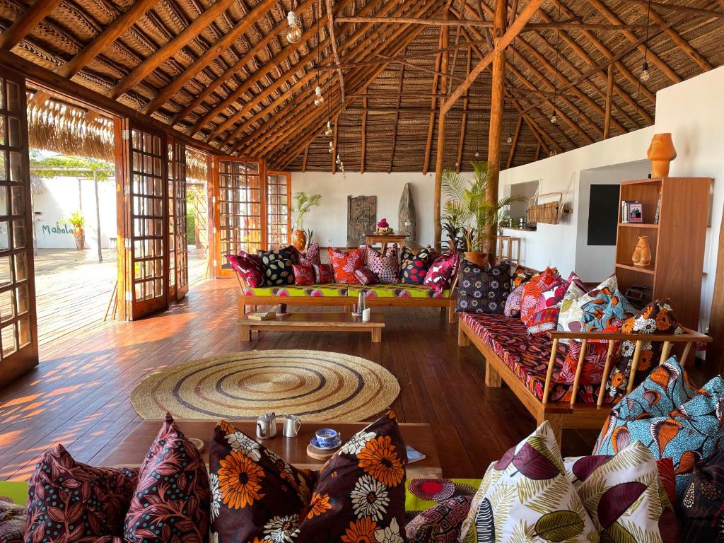 伊尼扬巴内umbila:Barra的客厅配有许多沙发和地毯