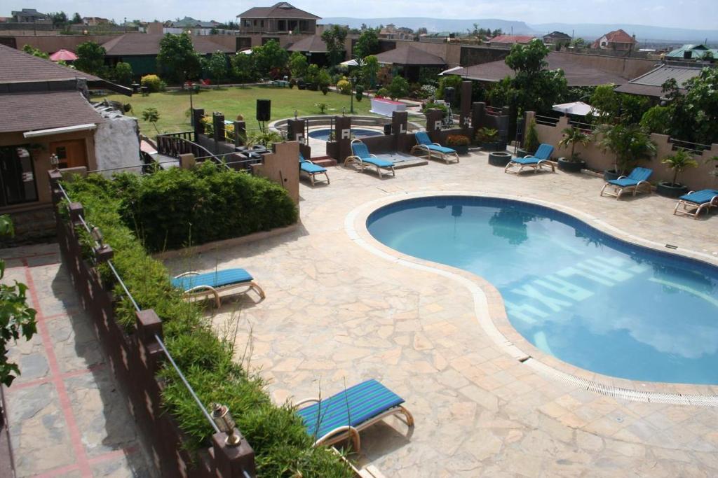 阿西里弗Galaxy Resort Kitengela的享有酒店游泳池的顶部景色