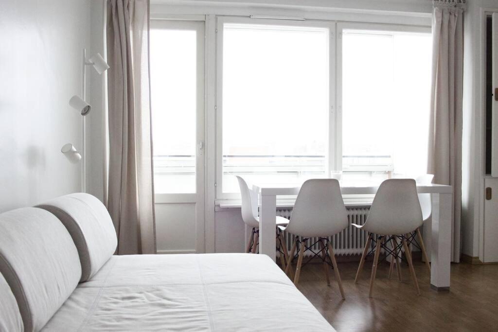 图尔库Norden Homes City Centre 2-Bedroom Apartment + Free Parking的卧室配有一张床和一张桌子及椅子