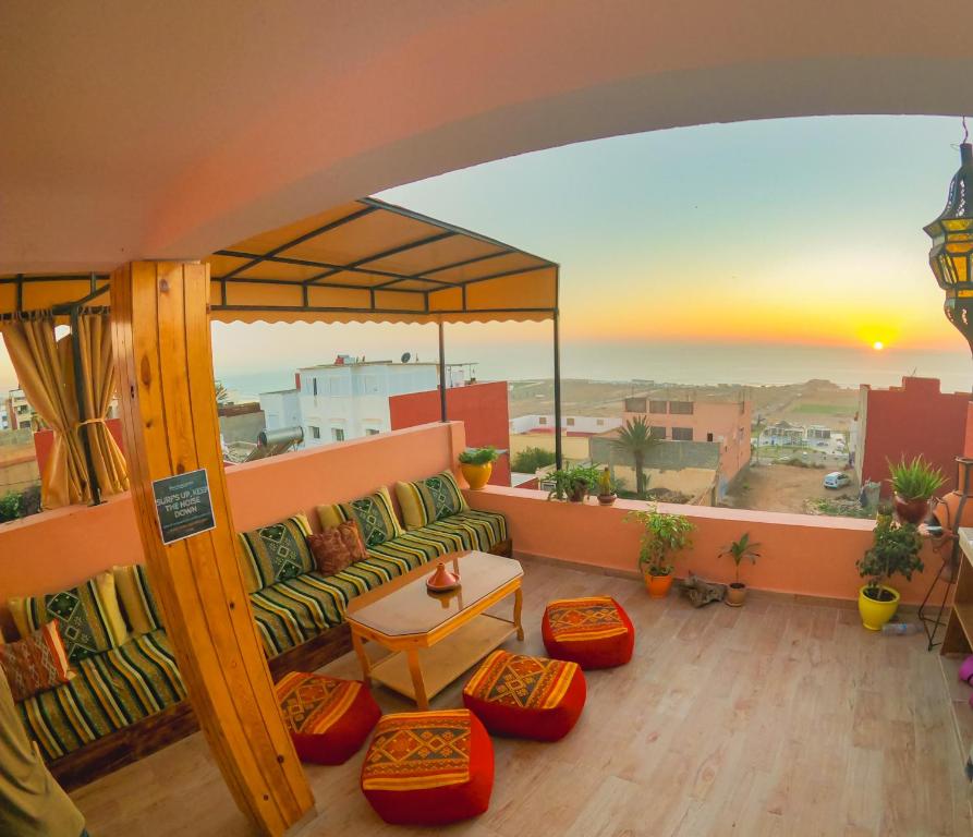 塔姆拉赫特乌兹达尔Atlantic Vibes Surf Hostel的带沙发的客厅,享有沙漠美景