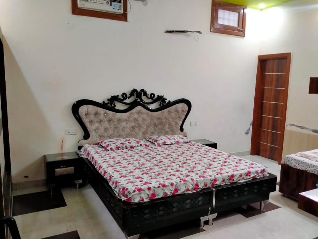 Rāja SānsiVishal's homestay的一间卧室配有一张黑色框架大床