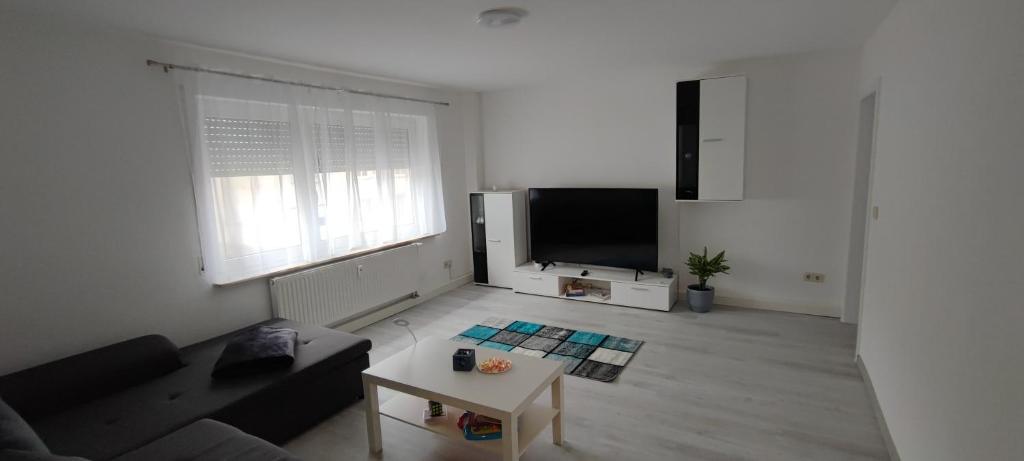 奥斯特拉赫Blu Home/Ferienwohnung的带沙发和电视的客厅