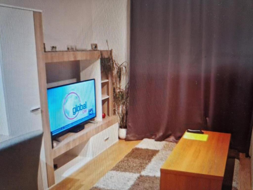 萨拉热窝Studio Apartment Ena S的客厅的架子上设有平面电视