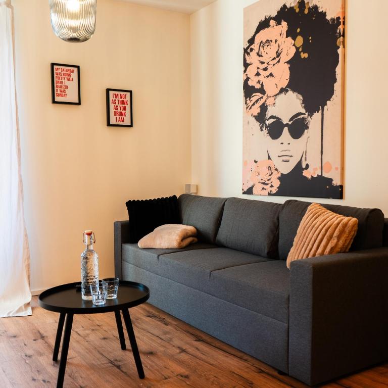 朗道因德普法尔茨M Apartment Charme - gemütlich geräumig heimisch的客厅配有沙发和桌子