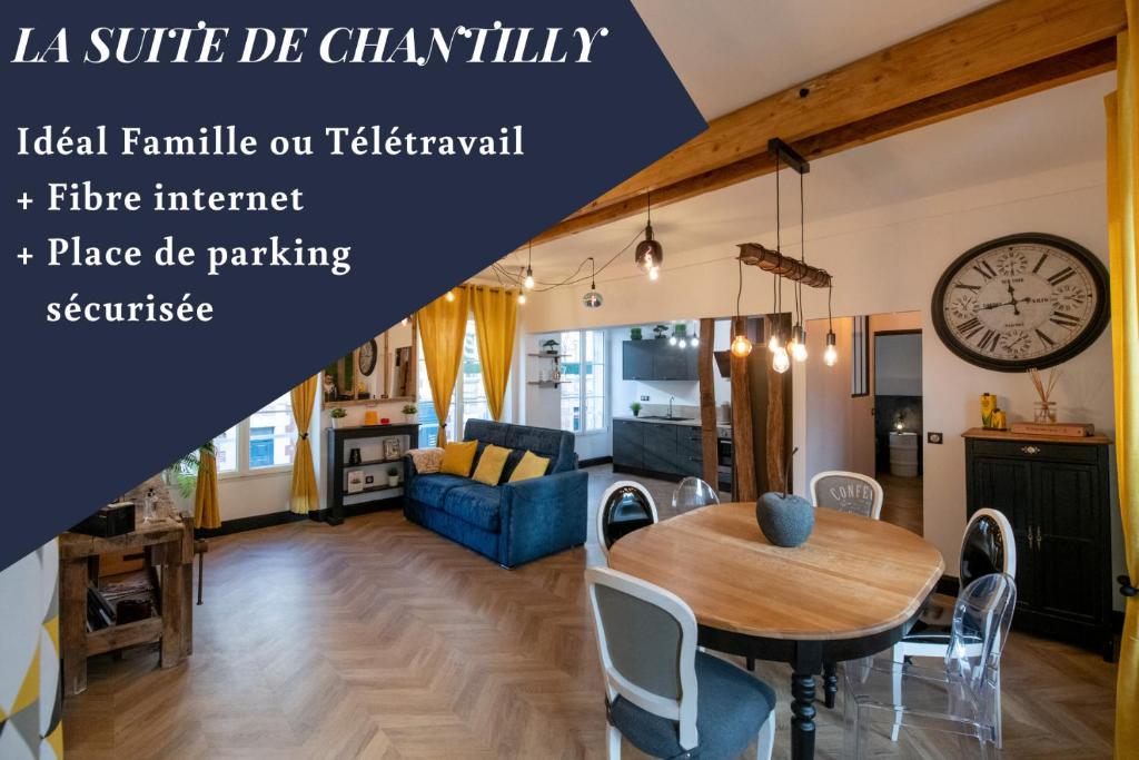 尚蒂伊La Suite de Chantilly - Appartement de 80m2 avec Jacuzzi privé !的一间带木桌的客厅和一间餐厅
