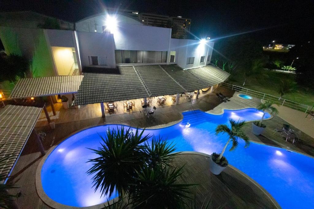 利尼亚雷斯BHS酒店的享有大型游泳池的顶部景色