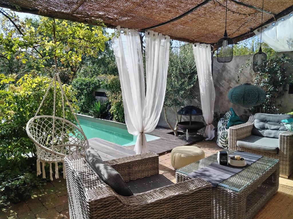 PontpierreChambre d'hôtes Les Magnolias的一个带吊床的庭院和一个游泳池