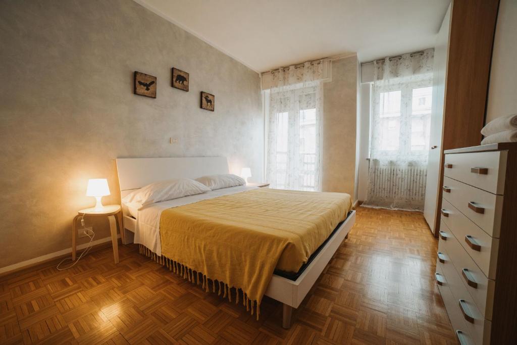 奥斯塔Maison Chabod的一间卧室设有一张大床和两个窗户。
