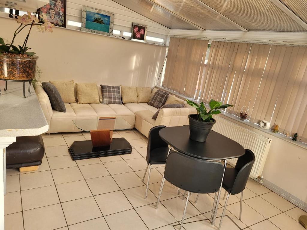 KingsthorpeAbakwa House的客厅配有沙发和桌子