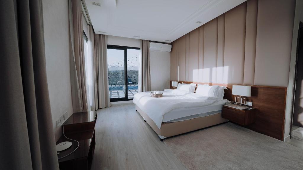 八田Hattah Palace View的酒店客房设有一张床和一个大窗户