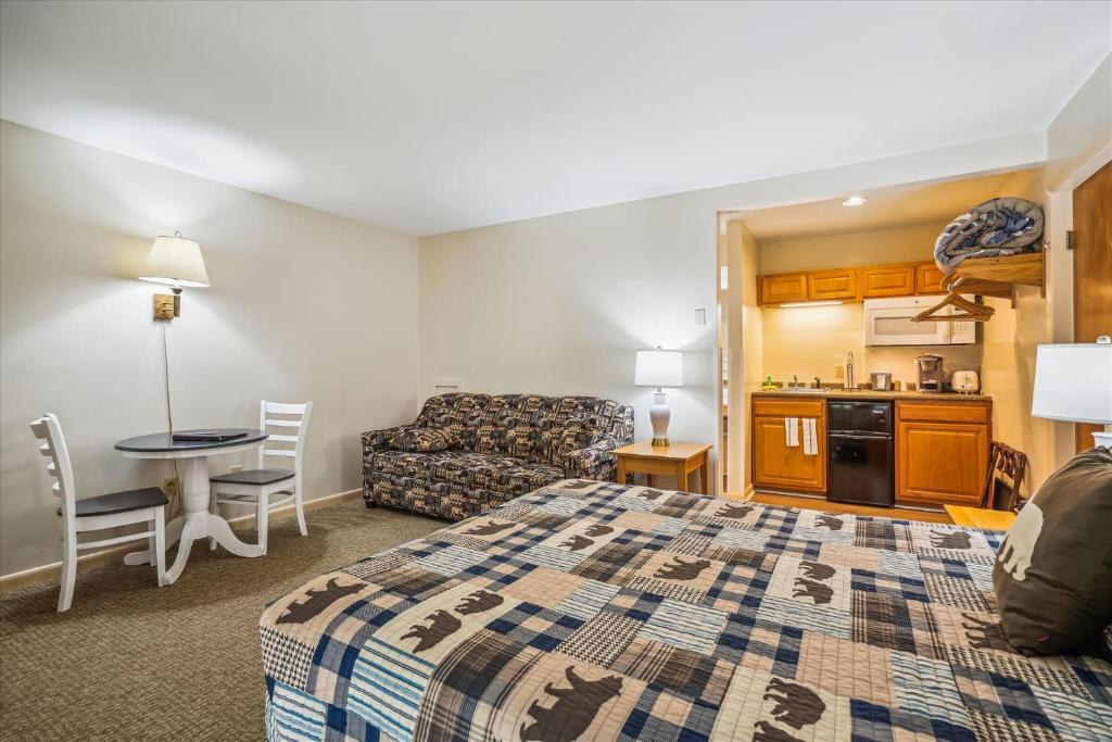 基灵顿Cedarbrook Queen Studio 110的酒店客房带一张床和一个厨房
