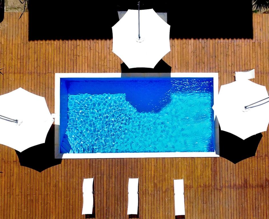 埃斯特角城米兰酒店的一张带遮阳伞的池水的照片
