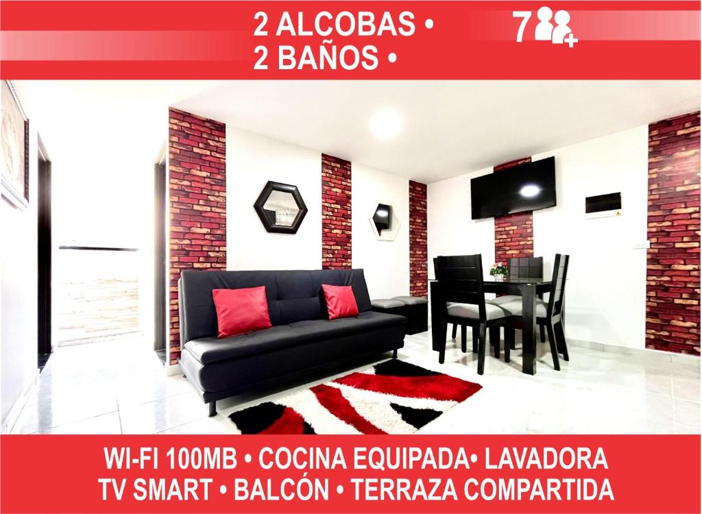麦德林Edificio Victory Medellin - Apartamentos Acogedores y Equipados 100MB Wi-Fi, Central & Terraza Compartida的客厅配有黑色沙发和桌子