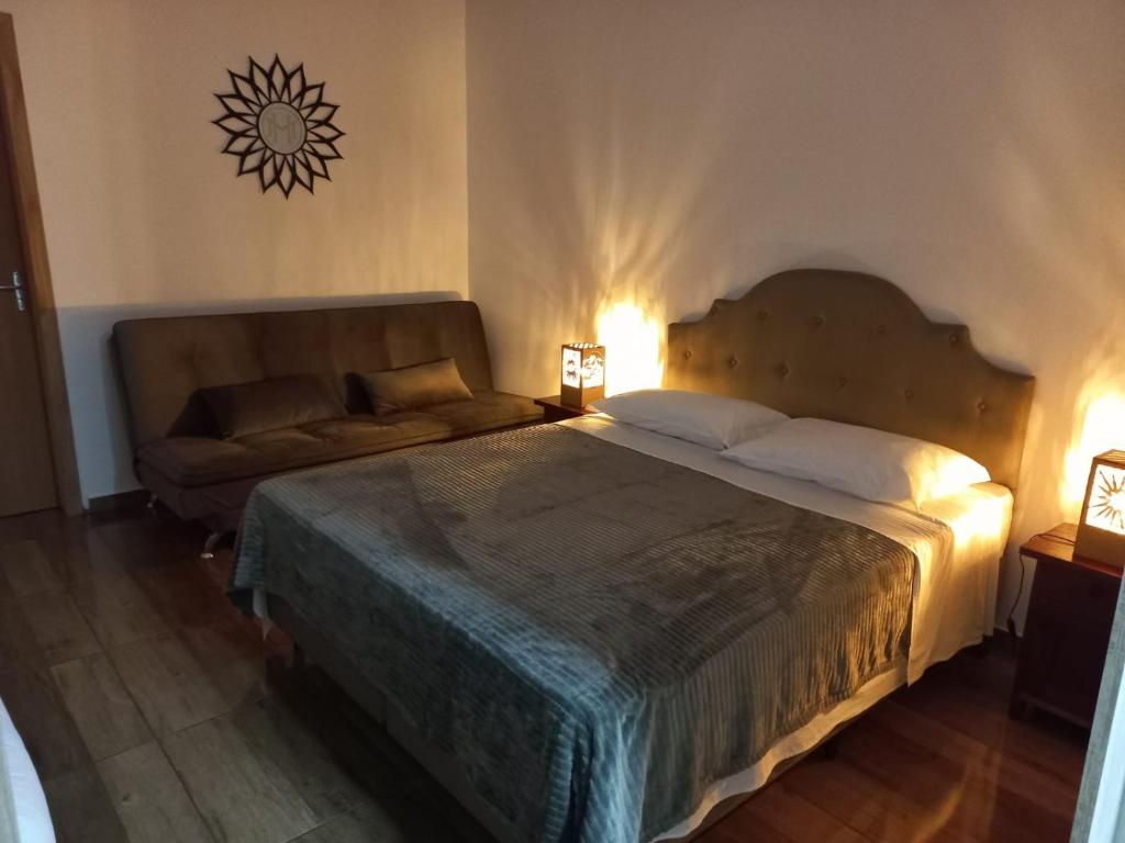 特雷齐蒂利亚斯Hospedaria Mitterer的一间卧室配有一张大床和一张沙发