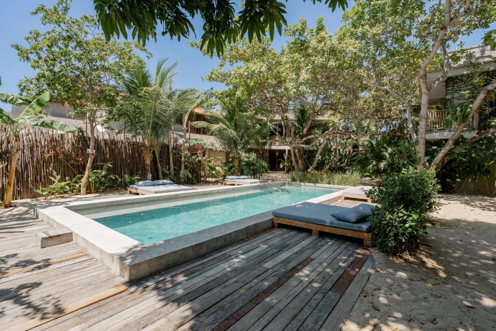 杰里科科拉Villa Mango Jeri的房屋旁带长凳的游泳池