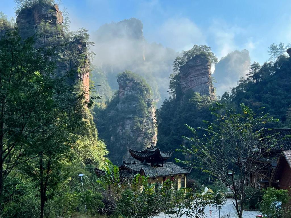 张家界驻马溪休闲度假山庄的山景客房 - 前方设有建筑