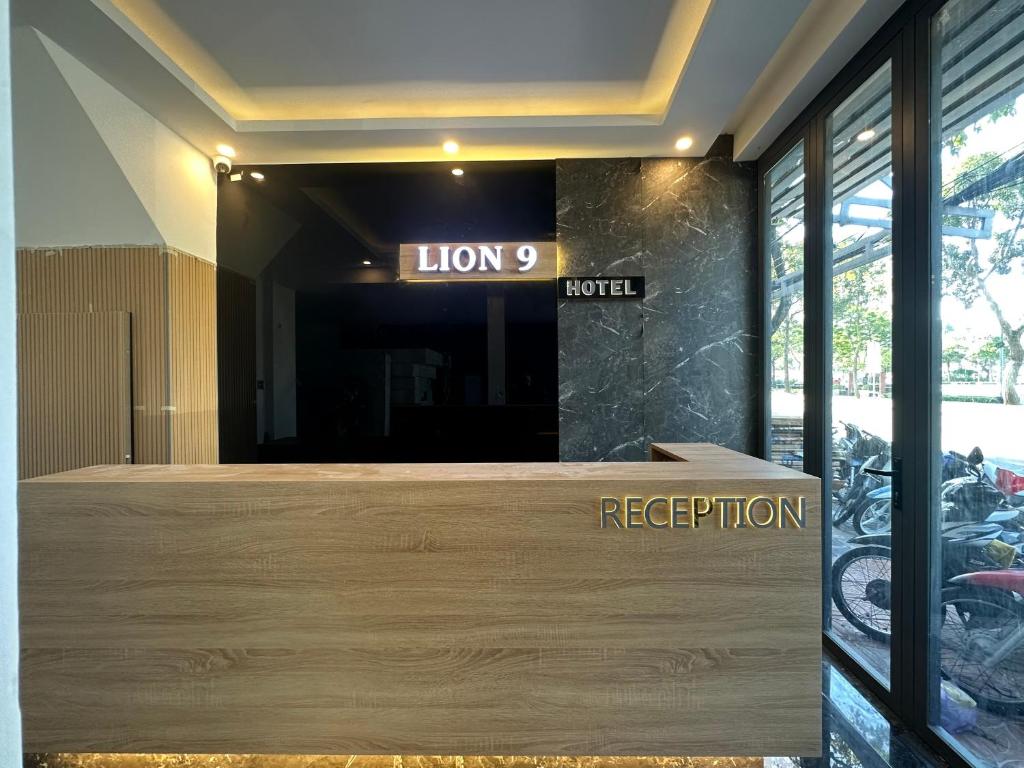 芹苴LION 9 HOTEL的大堂,上面有阅读狮子招待会的标志