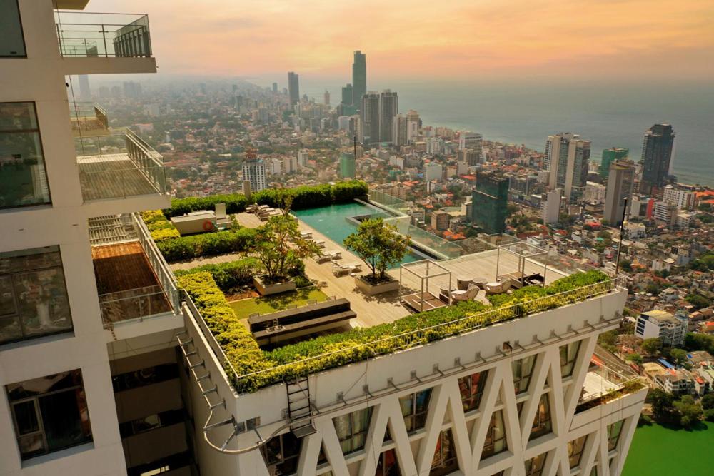 科伦坡Altair Luxury Colombo by Miracle的一座建筑的顶部设有一个屋顶花园