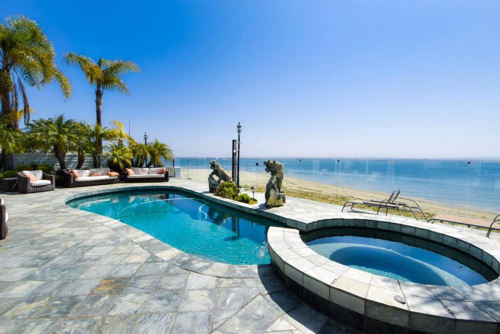 圣地亚哥Private Beach front 4bed 4bath pool and spa house的棕榈树海滩旁的游泳池