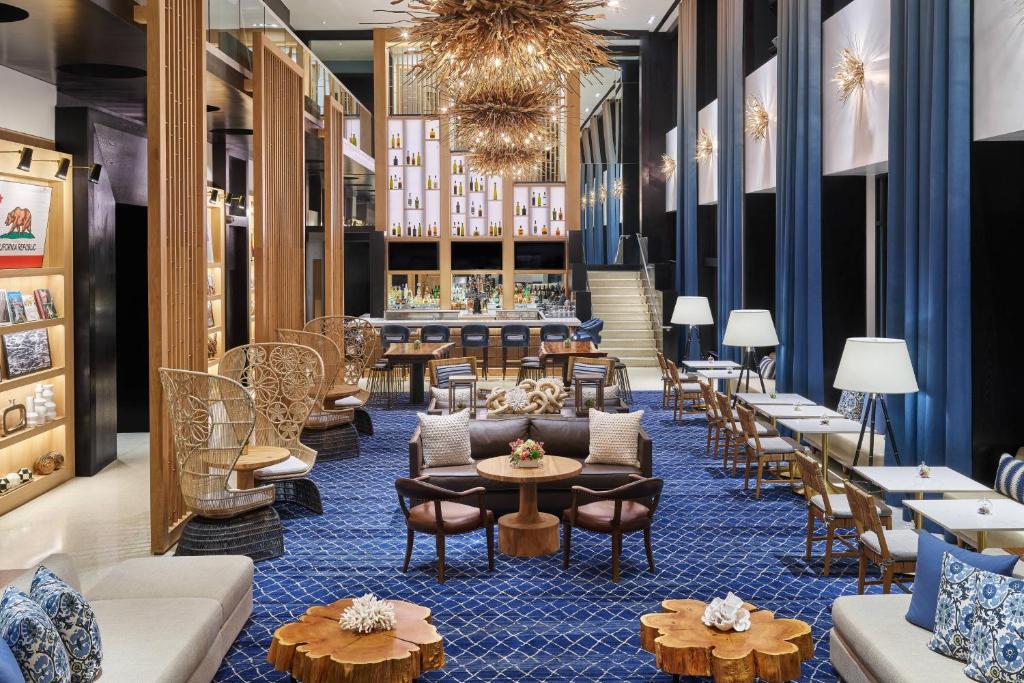 圣地亚哥圣地亚哥共和傲途格精选酒店的大厅,设有沙发和桌子