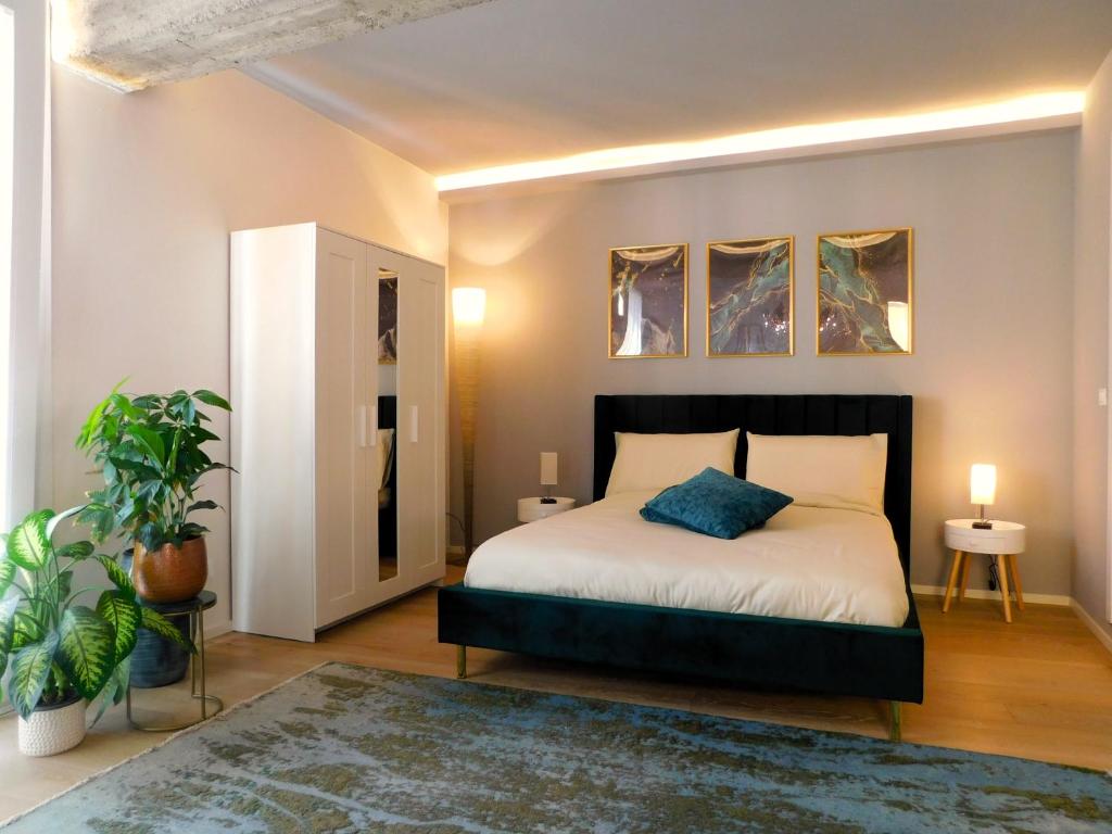 博洛尼亚Piazza Maggiore Santa Margherita b&b的卧室配有一张床,墙上挂有两幅画