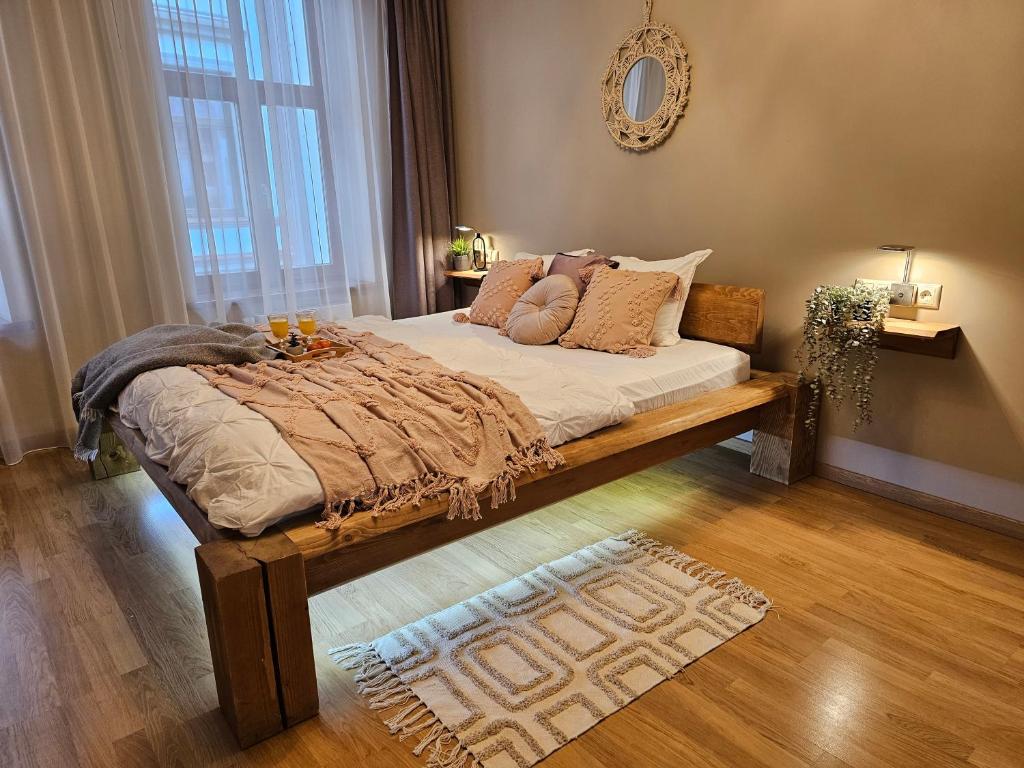 里加Silversmith's Residence in Old Riga的一间卧室配有一张大床和枕头