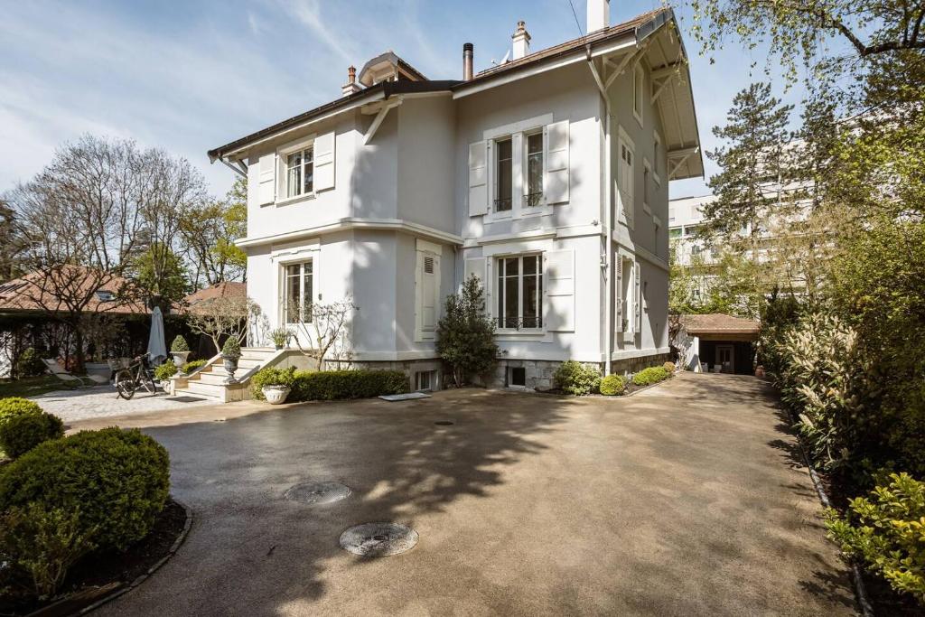 日内瓦Residence Mont-Blanc的一座带车道的大型白色房屋