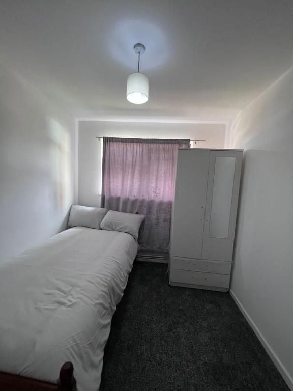 伦敦7 Venus Road (Room 7)的一间小卧室,配有床和窗户