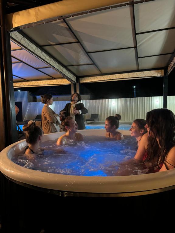 GnedinOld School Villa的一组人在热水浴缸中