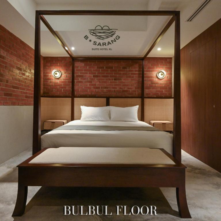 吉隆坡B Sarang Suite Hotel Kuala Lumpur的一间卧室设有一张床和砖墙