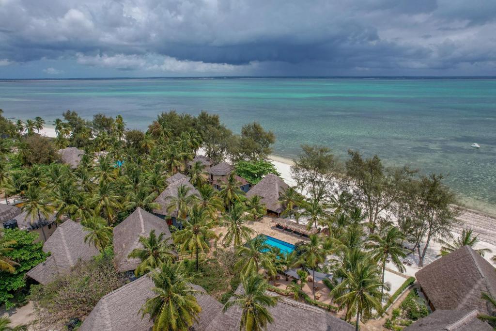 米查维米查维日落湾度假酒店的享有海滩和海洋的空中景致