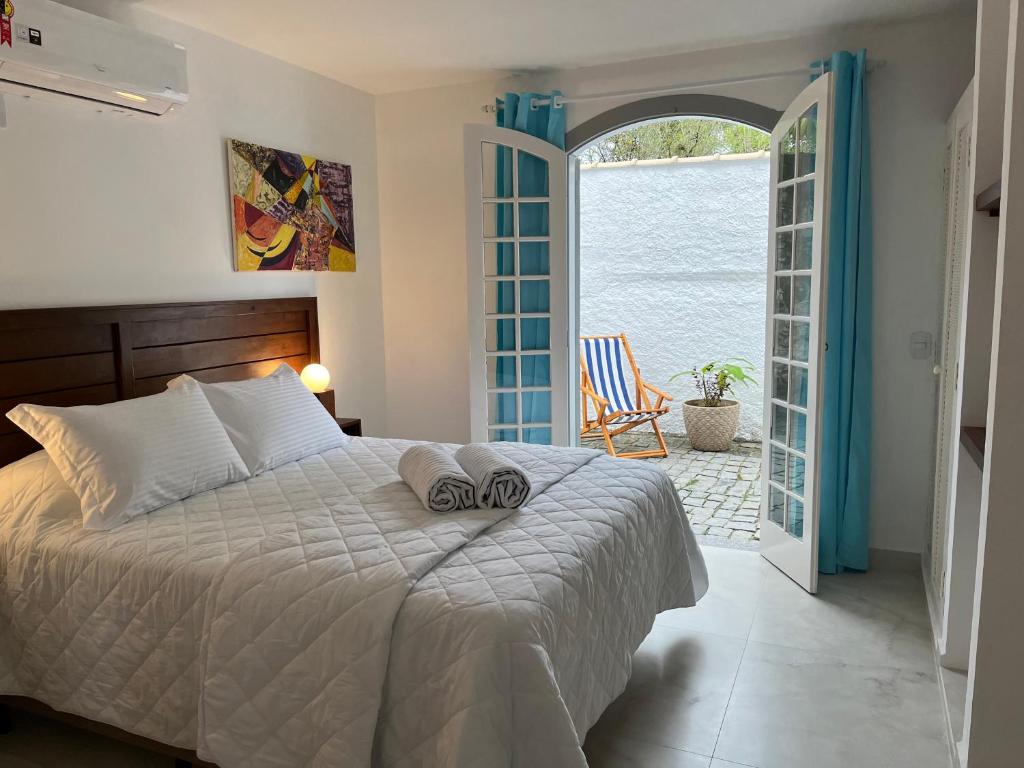 帕拉蒂Casa Arte Cabore的一间卧室设有一张床,并设有一个通往庭院的开放式门。