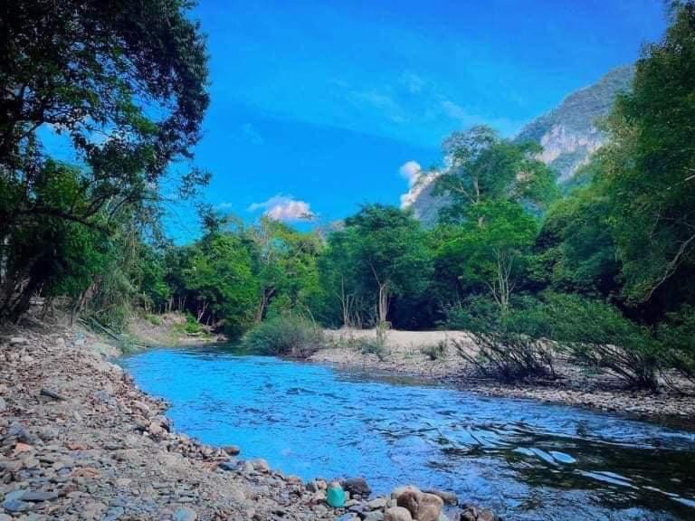 考索Khaosok August Freedom Camp的一条河,河面上有蓝色的海水和树木