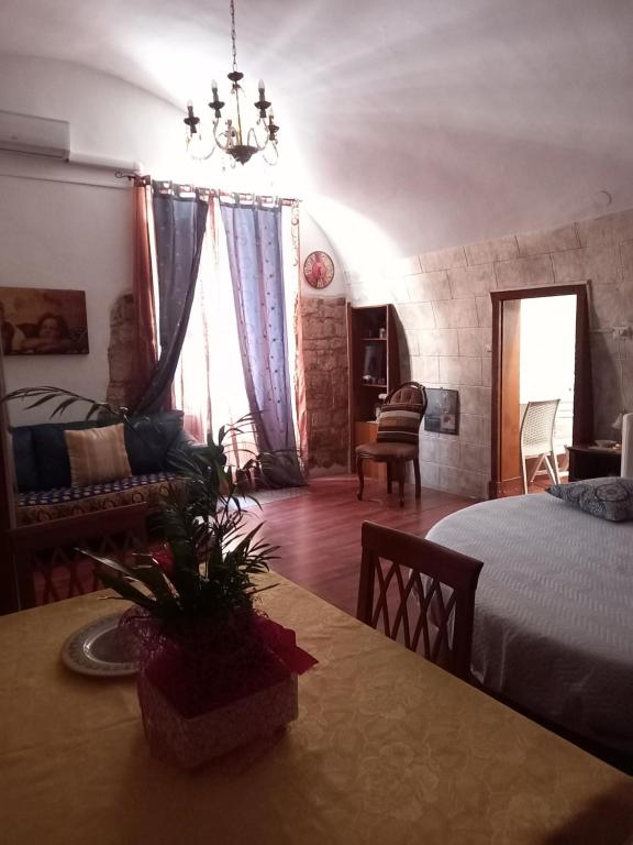圣埃拉莫因科莱Casa Vacanza Mary的卧室配有一张床和一张桌子