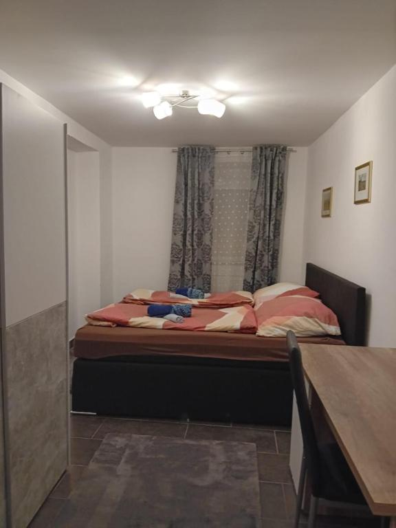 默德林Klosterappartment的一间卧室配有一张带桌子和窗户的床