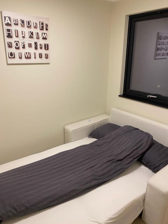 奥斯陆Rom # 2 Appartmenthotell Oslo Adress Isabels vei 16的一间卧室配有一张床和一台平面电视