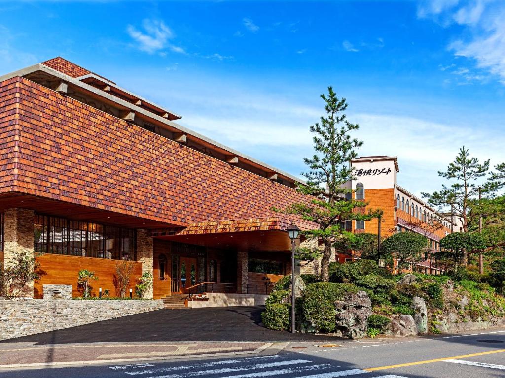 ObamaYukai Resort Unzen Toyokan的街道边有标志的砖砌建筑