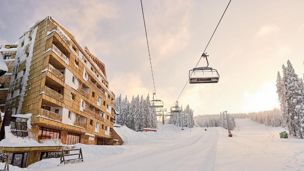 科帕奥尼克Grey Hotel Kopaonik的一个带滑雪小屋和滑雪缆车的滑雪场
