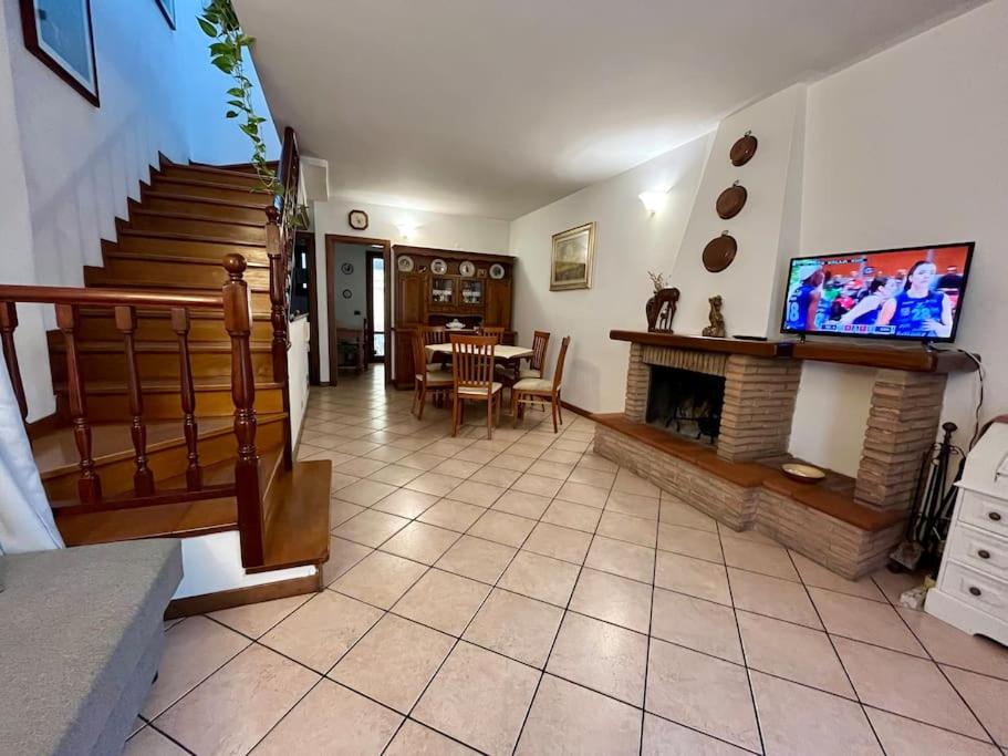 维亚雷焦Vacanze Versilia的客厅设有壁炉和电视。