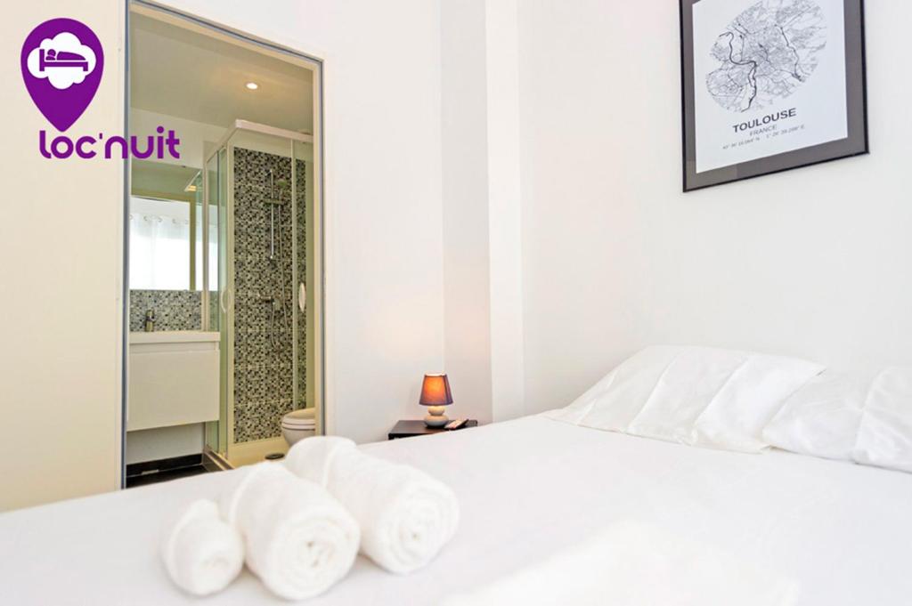 阿让Loc'Nuit - Chambres Tout Confort - Hyper Centre AGEN的卧室配有白色床和毛巾