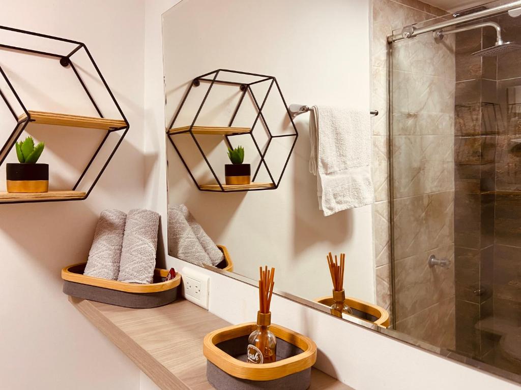 科韦尼亚斯Apartamento Exclusivo - Caribe Campestre Coveñas的带淋浴和镜子的浴室