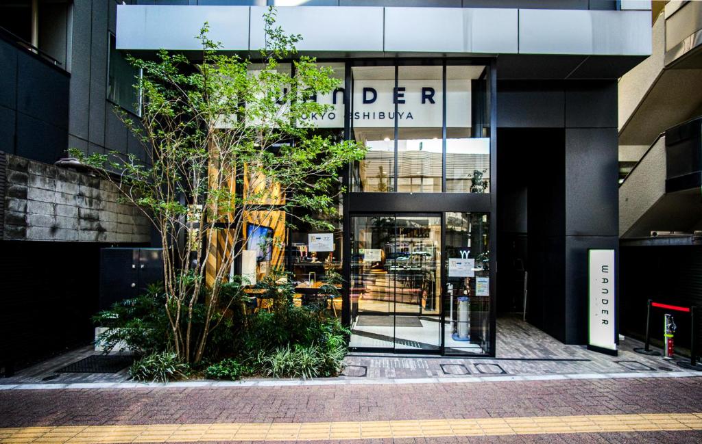 东京Wander Tokyo Shibuya的前方有建筑物入口的商店